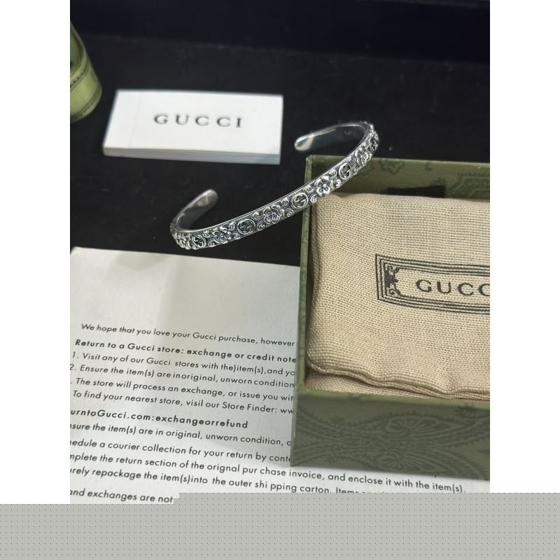 G*u*i bracelets